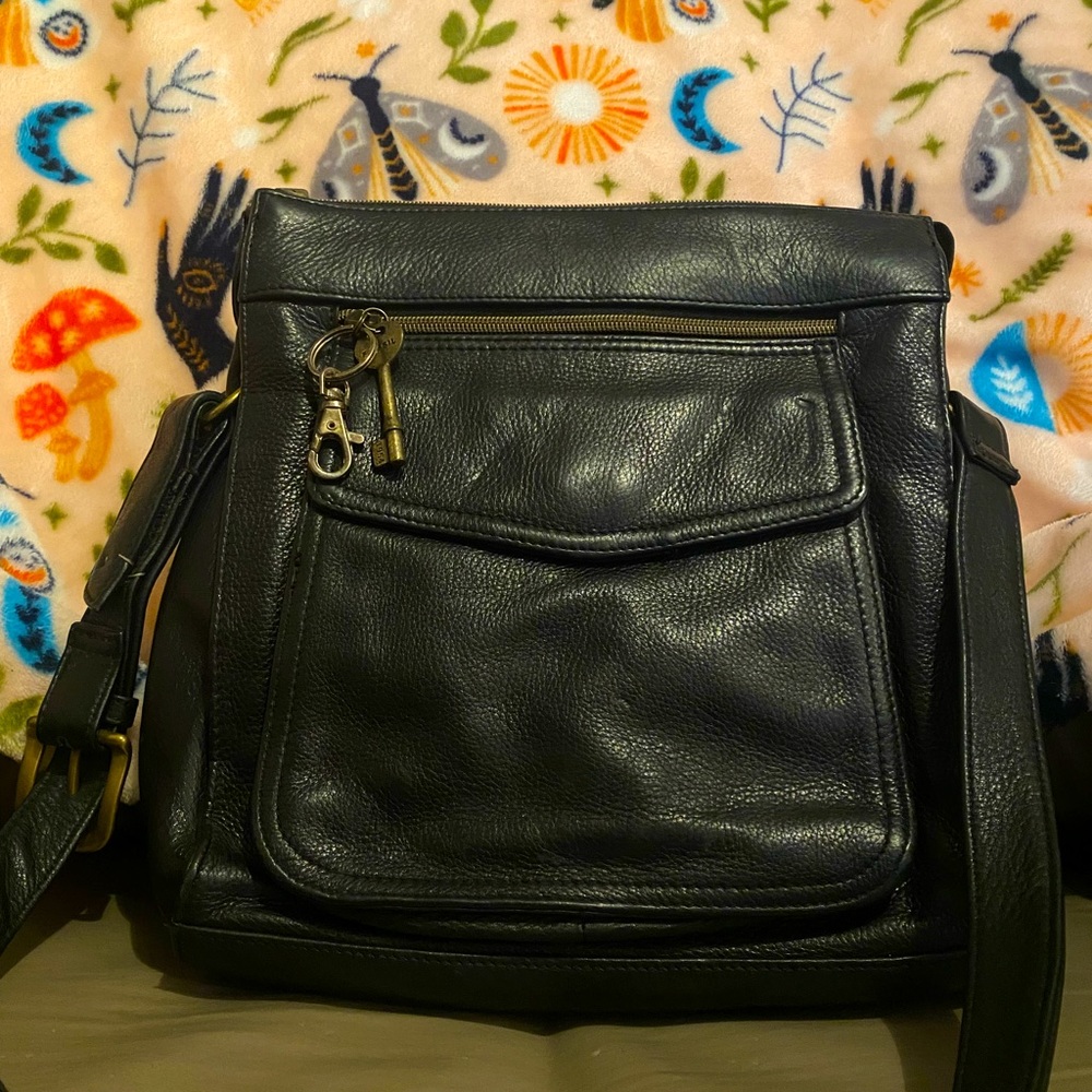 Beautiful Vintage Leather Fossil Crossbody🧳🖤